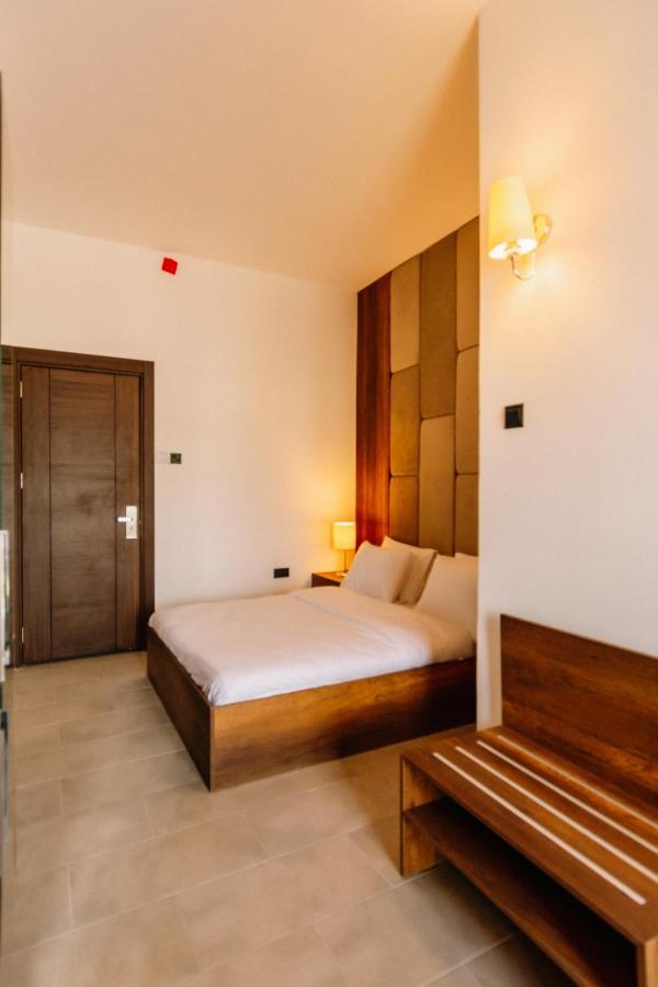 Cezar'S Airport Hotel Nicosia Exterior foto